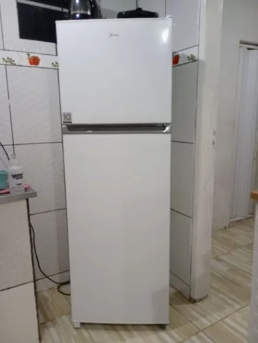 Geladeira 294l Midea com 3 meses de uso