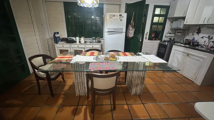Mesa de jantar + 6 cadeiras de madeira