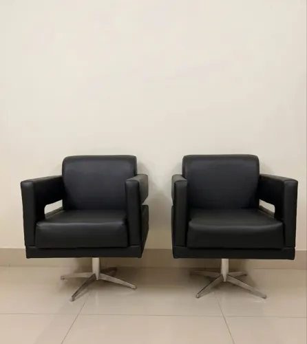 Par de Poltronas Giratórias Pretas - Estilo Moderno p/ Escritório ou Recepção