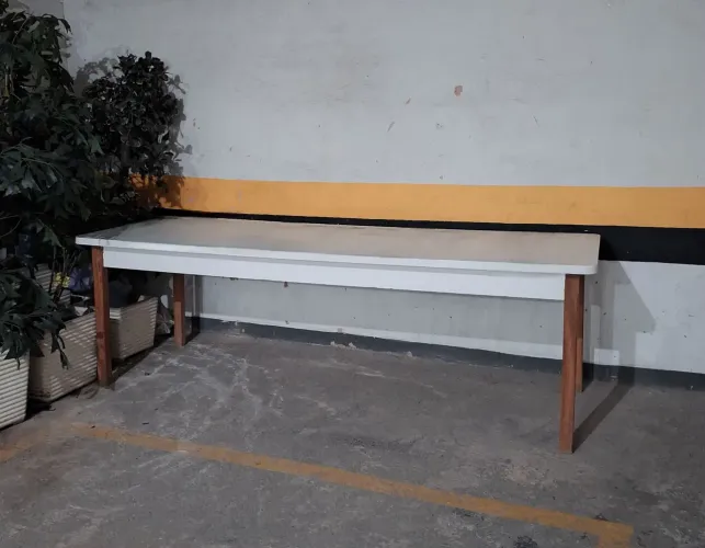 Mesa grande de fórmica e madeira