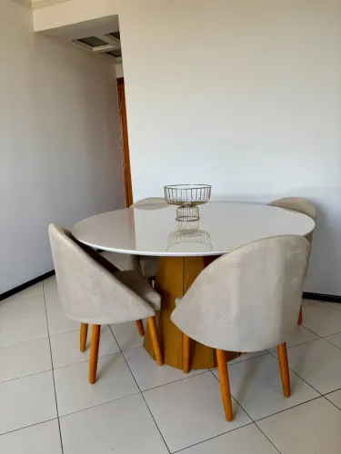 Mesa branca redonda