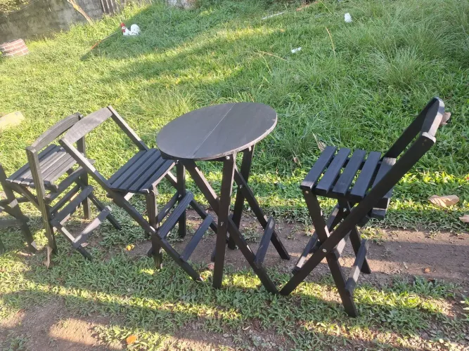 Mesa de madeira bistrô alta acompanha 2 cadeiras.