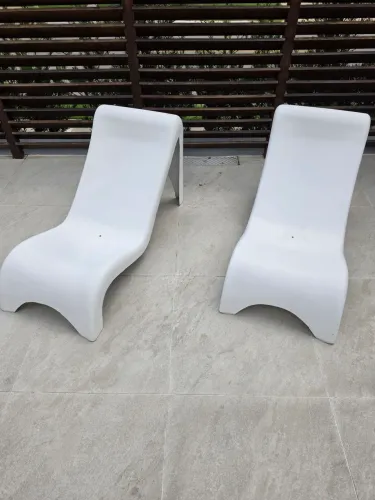Vendo 4 cadeiras chaise longue em fibra para piscina.