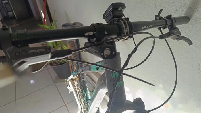 Vendo esta bike aro 29 quadro 15 /12 velocideda