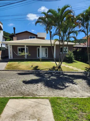 Casa em condomínio fechado no bairro Sambaqui