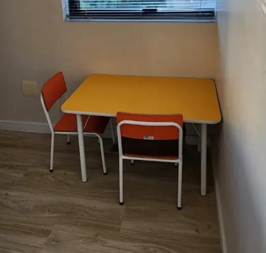 Mesa Infantil Tok&Stok com 2 Cadeiras - Excelente Estado