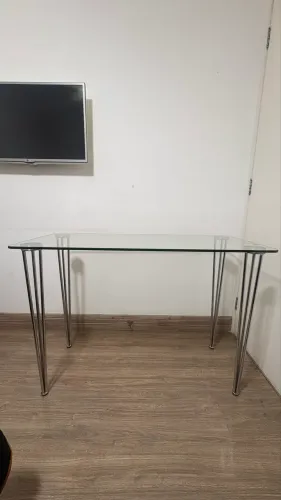 Mesa Tok&Stok com tampo de vidro