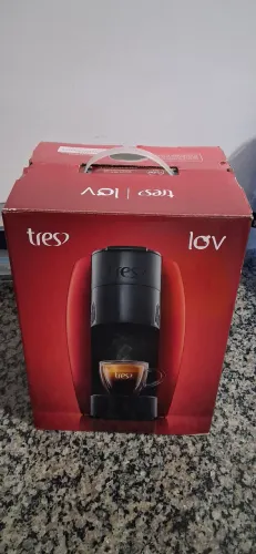 Vendo cafeteira três corações Lov usado só duas vezes muito nova pegando tudo perfeita