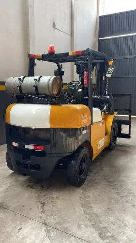 Empilhadeira 5 toneladas  GLP - 800 horas de uso 