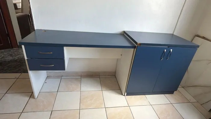 Mesa para computador e aparador
