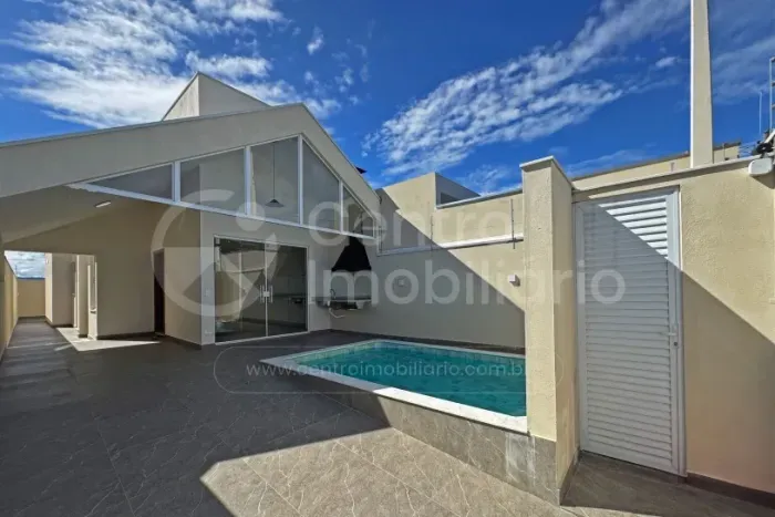 CASA à venda com piscina e 2 quartos em Peruíbe, no bairro Flora Rica