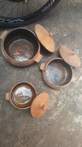 Vendo essas panelas de barro.
