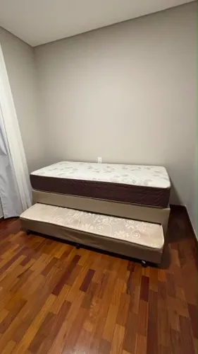 Bicama solteiro courino marfim + colchão 24cm molas ensacadas (série prata)