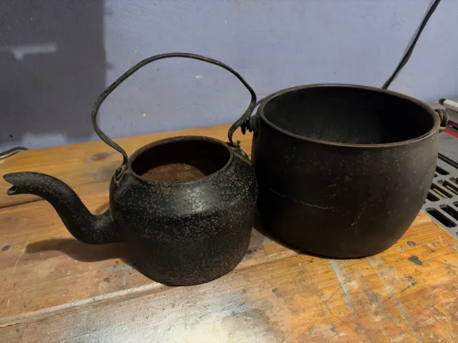Chaleira e caldeirão de ferro para decoração.