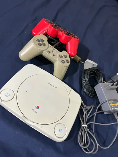 Console PlayStation 1 (PSOne / Baby) - Original + 2 Controles + Cabos