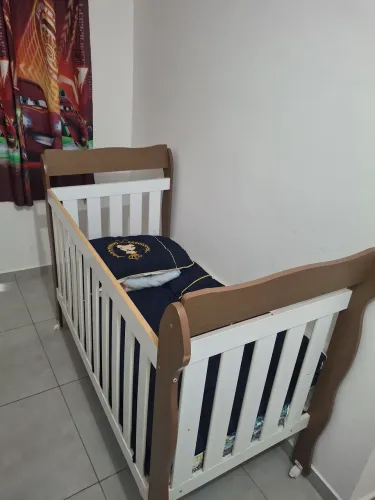 Vende- se berço semi novo, berço que vira cama e acompanha colchão.