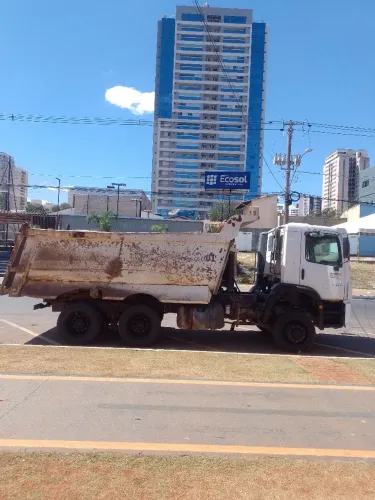 Caminhão caçamba traçado