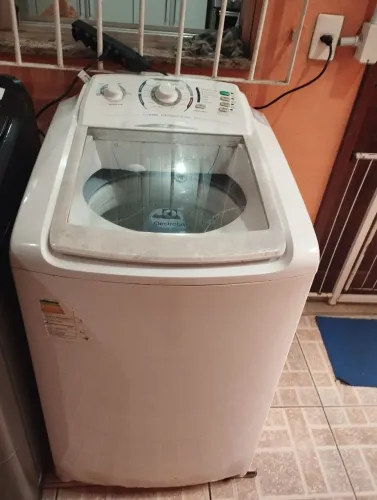 Máquina de lavar Eletrolux 10 kg usada.