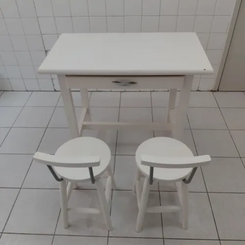 Mesa dobrável branca c/ 2 banquinhos ideal para cozinha pequena