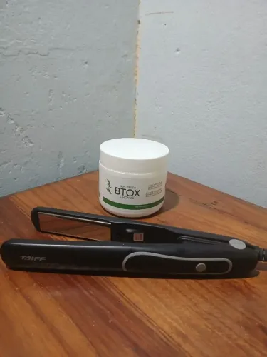 Chapinha Profissional Taiff Titanium + Botox Capilar de Brinde