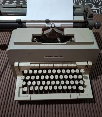 Máquina de escrever Olivetti Linea 98 Vintage Antiquario