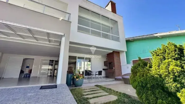 Casa de Alto Padrão de 3 dormitórios com vista mar!