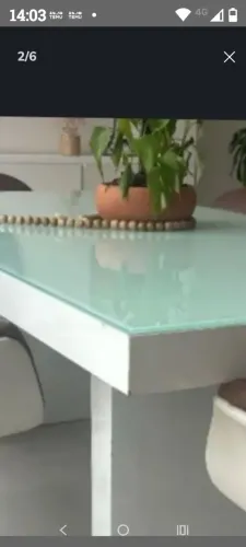 Mesa de madeira branca,com vidro.