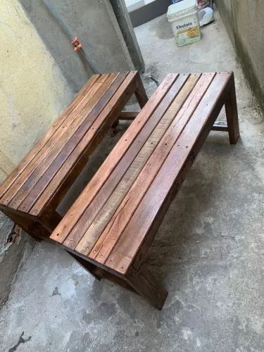 conjunto de bancos de madeira