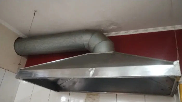 Coifa de inox com chaminé, usada