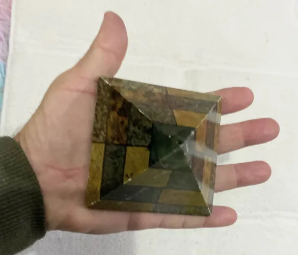 Vende-se Pirâmide em pedra Sabão decorado Xadres.