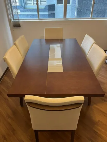 Mesa de madeira com 6 lugares