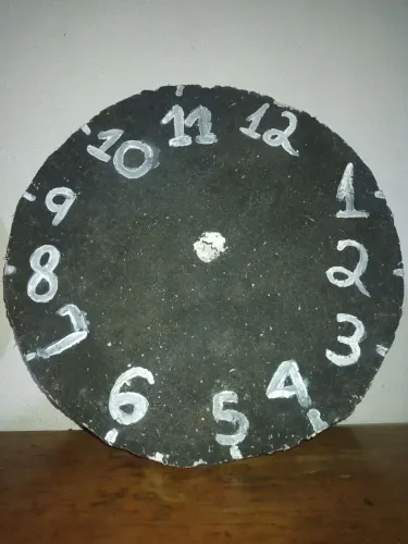 Arte Relógio artesanal de isopor para decorar a casa