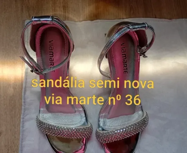Sandálias de saltos semi novas