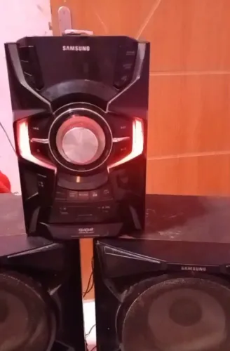 Caixa de som pra vender barata se quiser vídeo dela e si chamar que eu mando vídeo dela