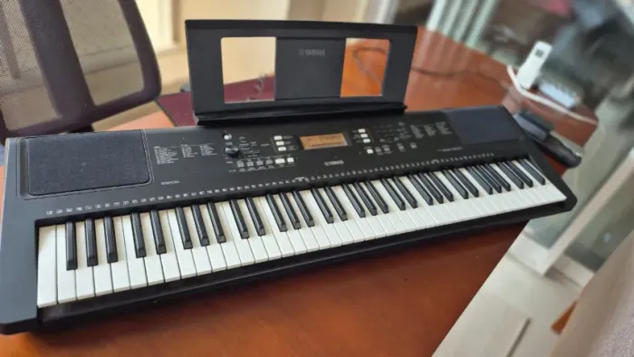 Teclado Yamaha PSR-EW300 - 61 teclas + sustain + fonte