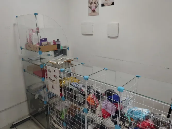 Repositor aramado com tampo de vidro e caixa