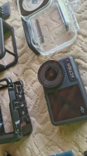 Câmera de Ação DJI Osmo Action 4 Adventure Combo