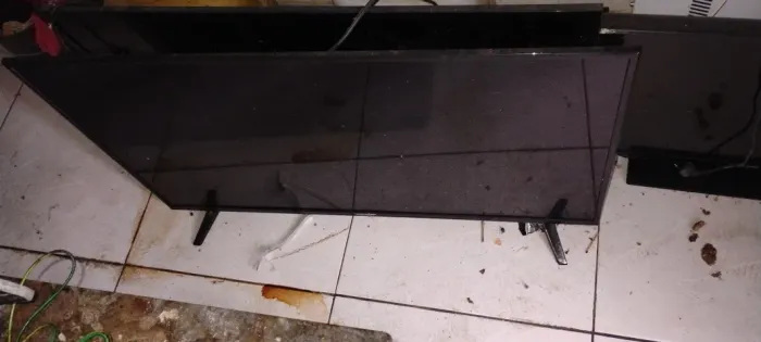 2 Tvs com imagem escura 40" smart e 1 tv 32" Samsung imagem problema em ótimos estados de
