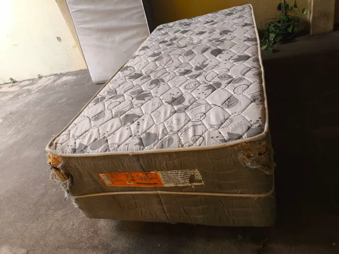 Cama e colchão desolteiro usada