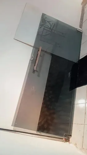 Vende-se porta de vidro com bases fixas