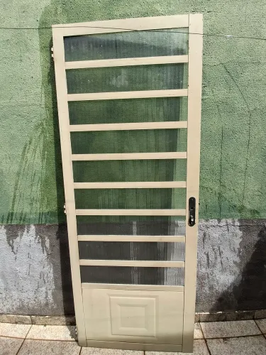 Folha de porta de vidro e Grade de ferro.