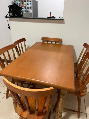 Mesa de madeira com 6 cadeiras