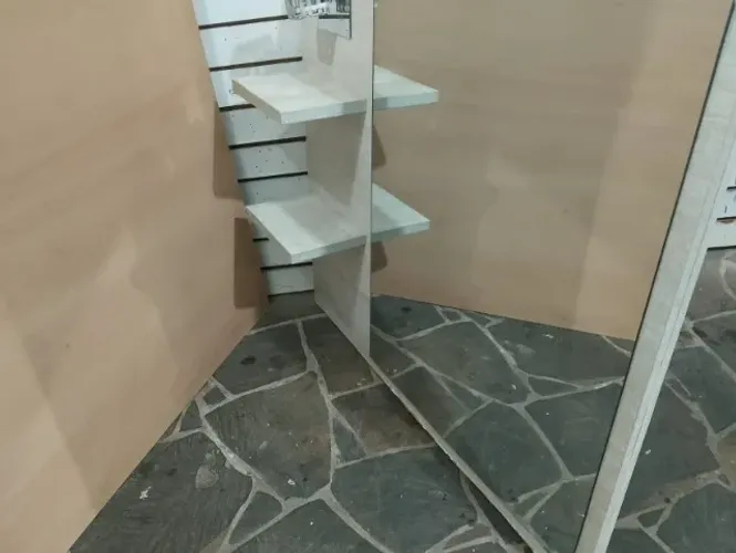 Espelho tipo camarim 1,10x1m c/luminária/prateleiras