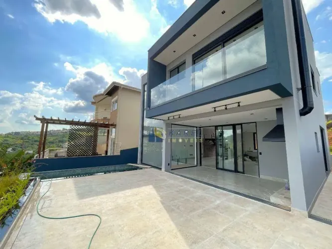 SOBRADO NOVO à VENDA no CONDOMÍNIO VALE DAS ÁGUAS com 3 SUÍTES, PISCINA, ÁREA GOURMET INTE