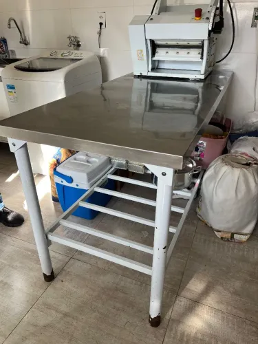 Venda de mesa de produção em padaria