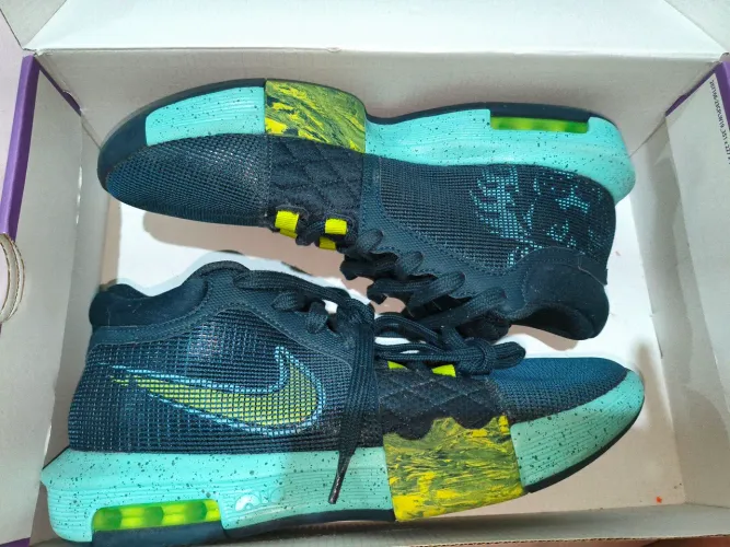 LeBron Witness 8 verde escuro