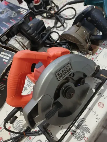 Serra Circular para Medeira Black Decker semi nova em perfeito estado.