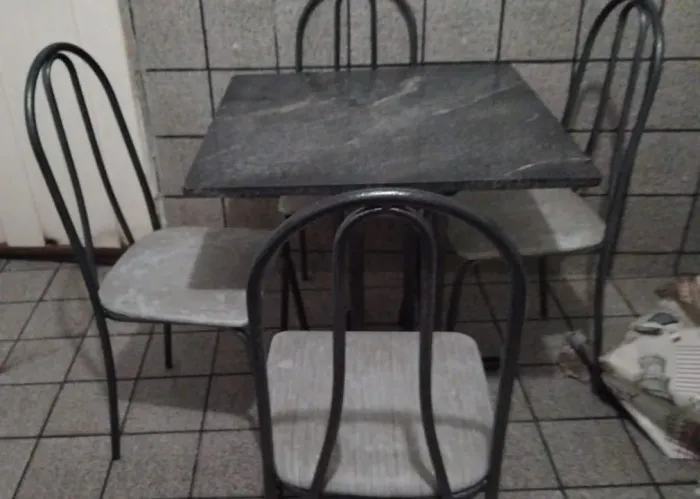 Mesa de marmore com 4 cadeiras