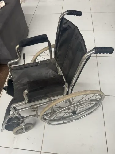 Vende-se Cadeira de Rodas