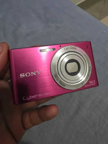 Câmera Digital Sony DSC-W320 14.1MP 4x Rosa com Acessórios e Brinde